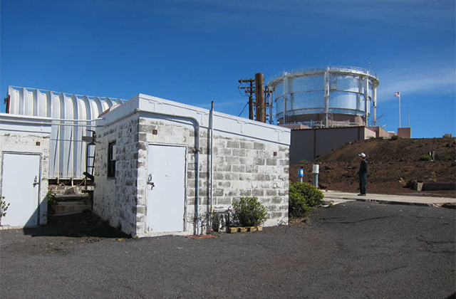 ハワイ・ハレアカラ山頂の改造前の観測所。