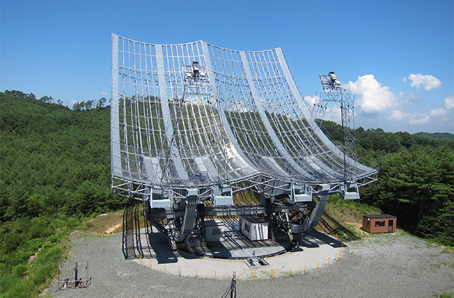 飯舘村にある高さ30mを越える大型電波望遠鏡。惑星からの微弱な電波信号を捉える。